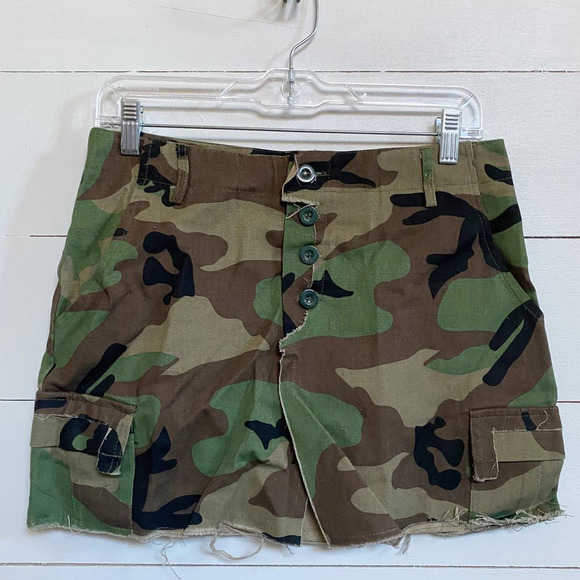 Mica's Camo Frayed Hem Cargo Skirt Olive SZ M NWT - Picture 5 of 13